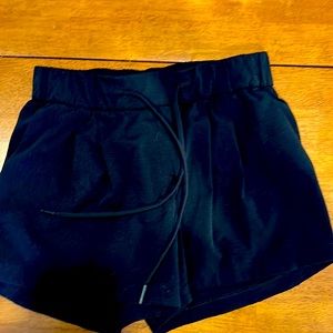 Lululemon Womens Scuba High-Rise Short 5" black Drawstring Pockets size 2